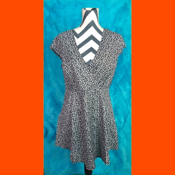 Black flow dress with small white floral detail - Picture 1 of 3